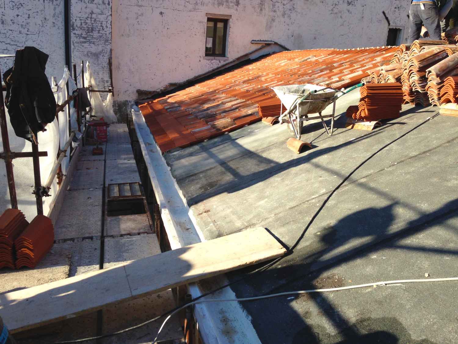 Rifacimento manto di copertura con impermeabilizzazione e sostituzione coppi ammalorati a Venezia