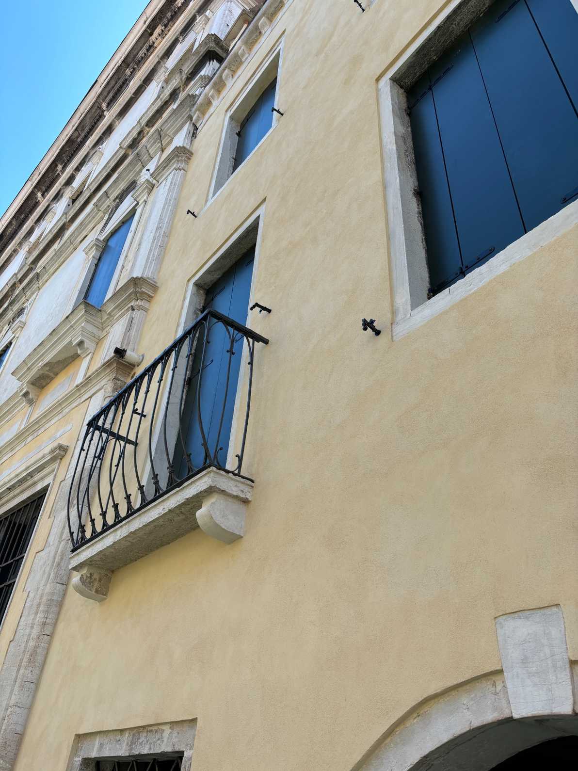 Ripristino intonaco facciata con fronte su rio a Venezia