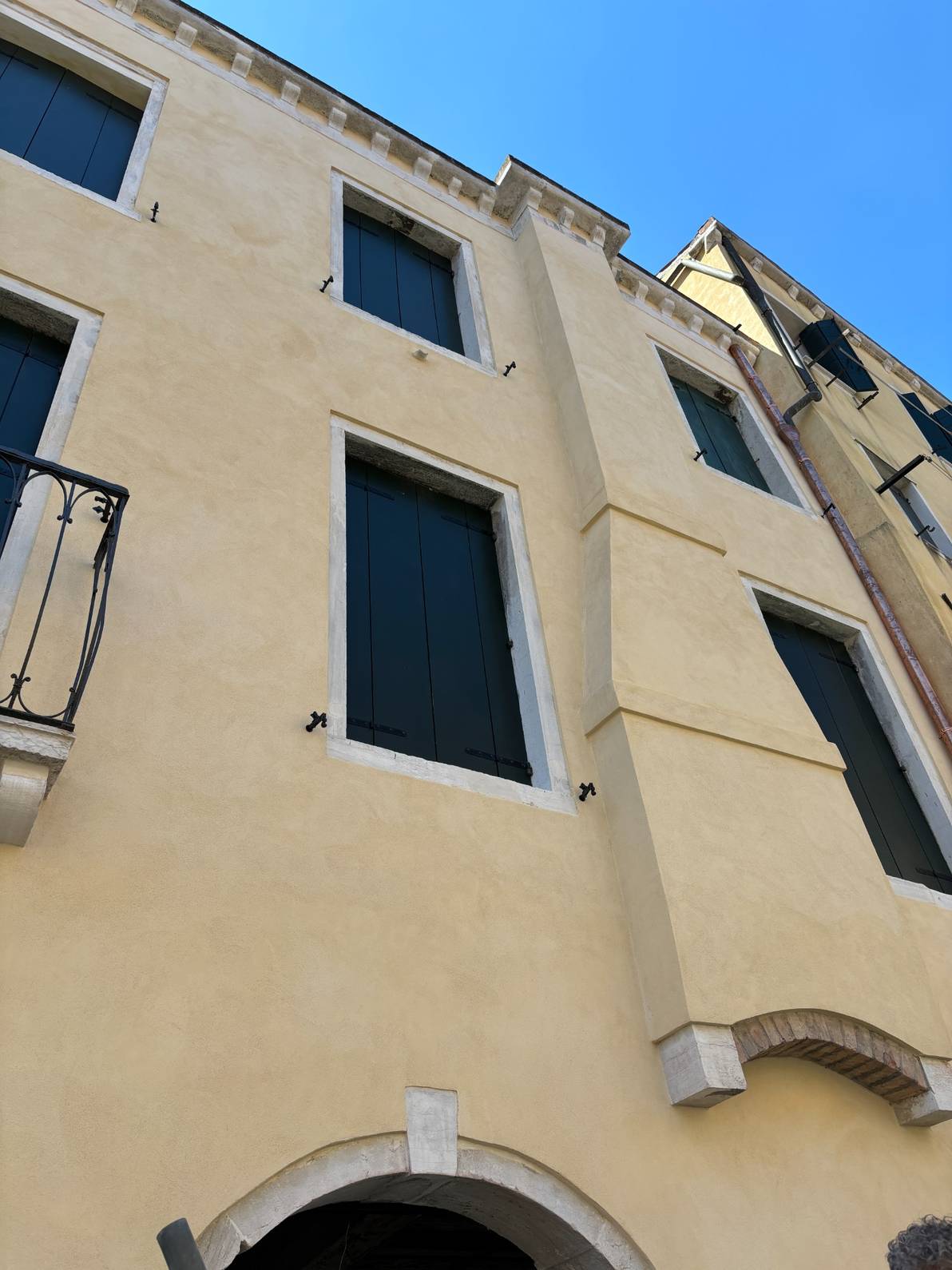 Ripristino intonaco facciata con fronte su rio a Venezia
