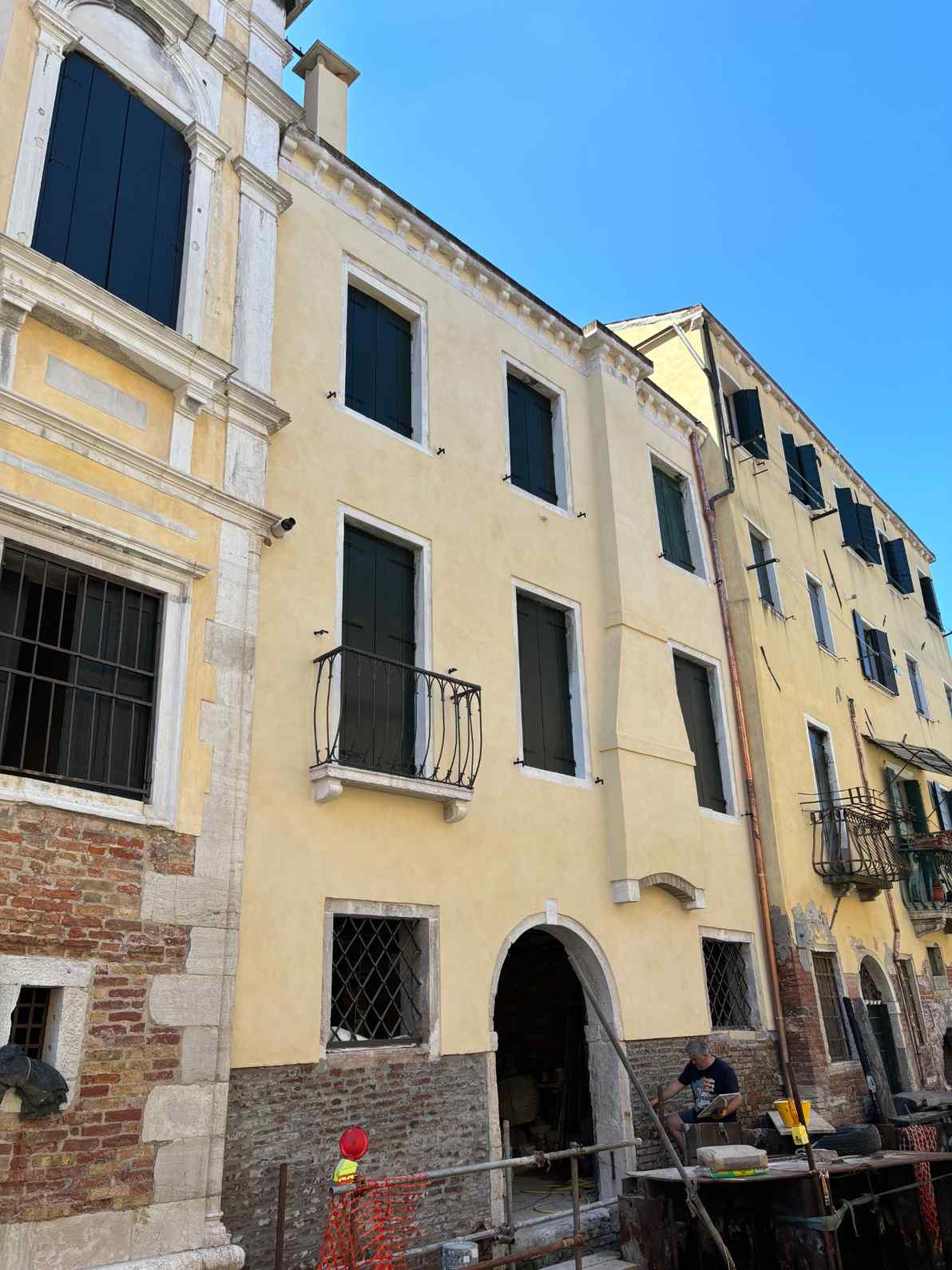 Ripristino intonaco facciata con fronte su rio a Venezia