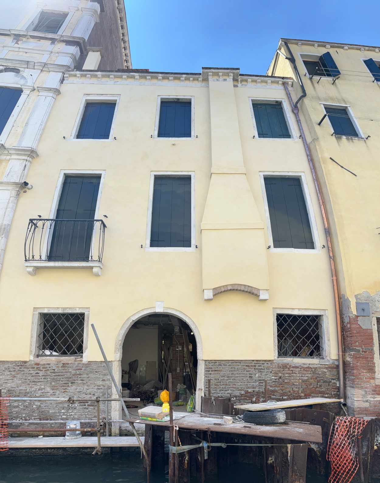 Ripristino intonaco facciata con fronte su rio a Venezia