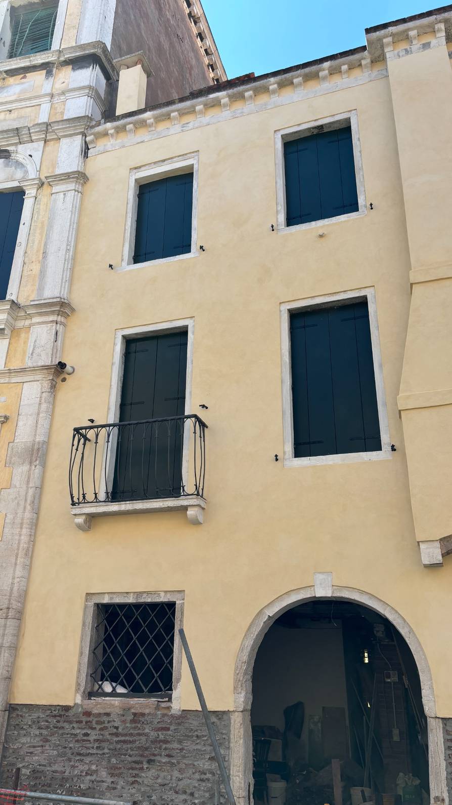 Ripristino intonaco facciata con fronte su rio a Venezia