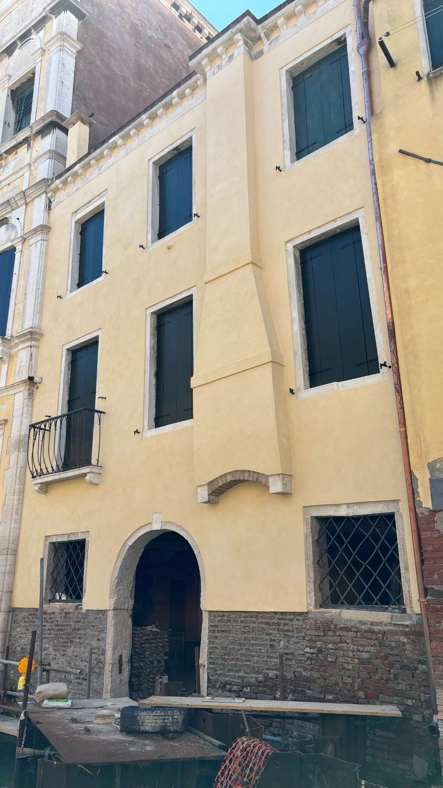 Ripristino intonaco facciata con fronte su rio a Venezia