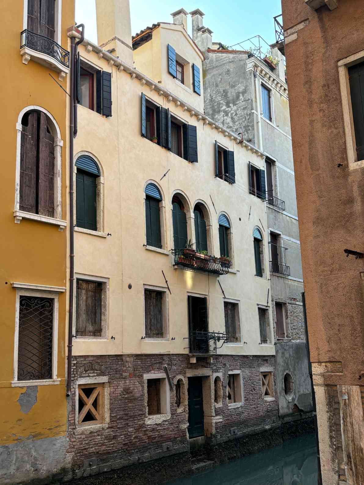Ripristino intonaco facciata con fronte su rio a Venezia