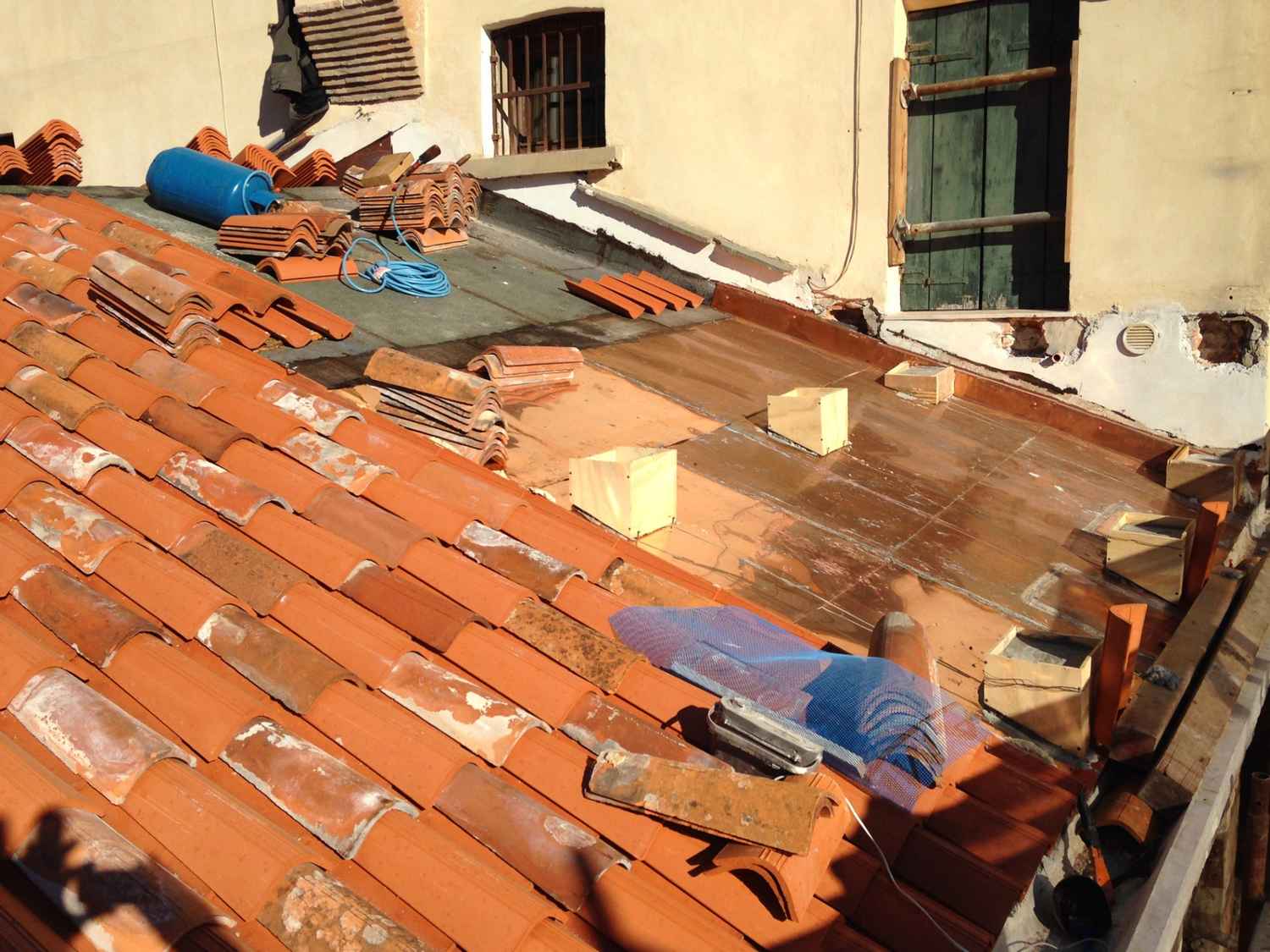 Rifacimento manto di copertura con impermeabilizzazione e sostituzione coppi ammalorati a Venezia