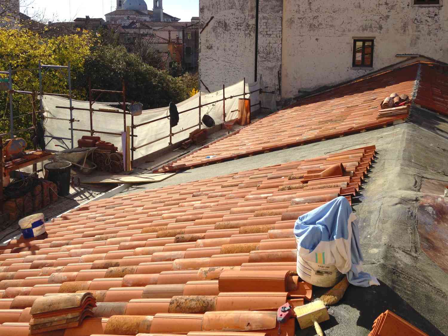 Rifacimento manto di copertura con impermeabilizzazione e sostituzione coppi ammalorati a Venezia