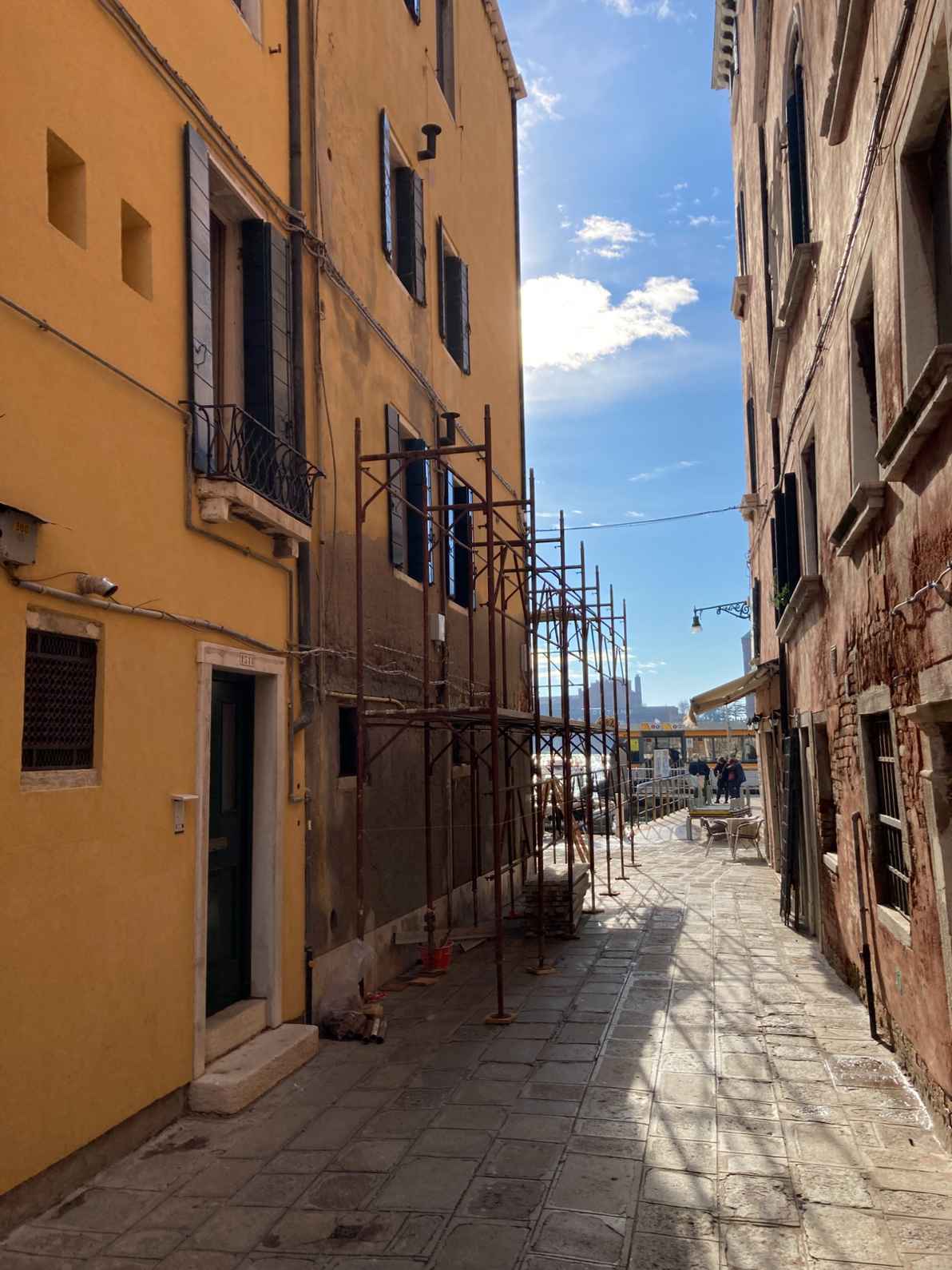 Ponteggi per rifacimento intonaco facciata palazzetto a Venezia