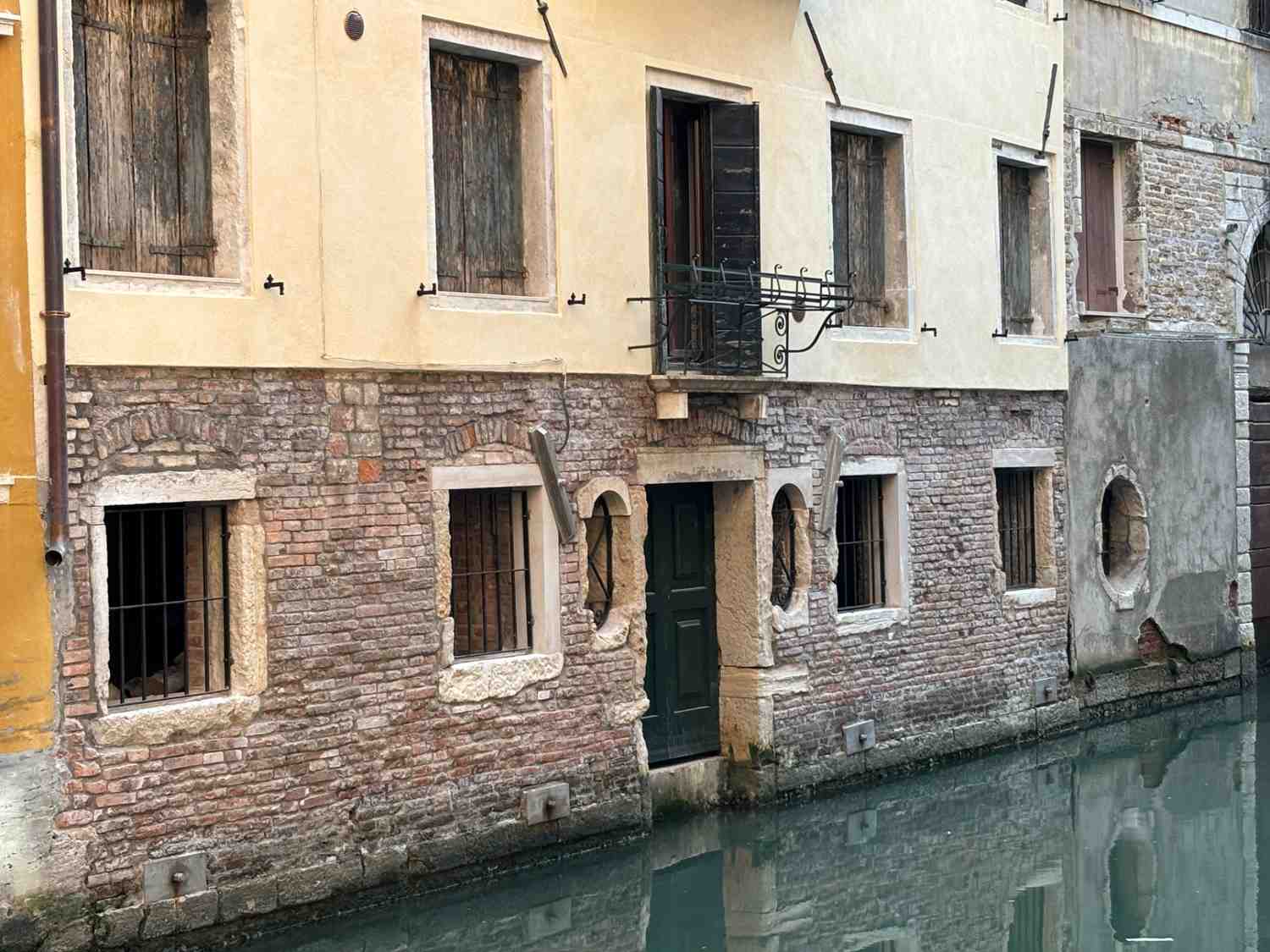 Ripristino intonaco facciata con fronte su rio a Venezia