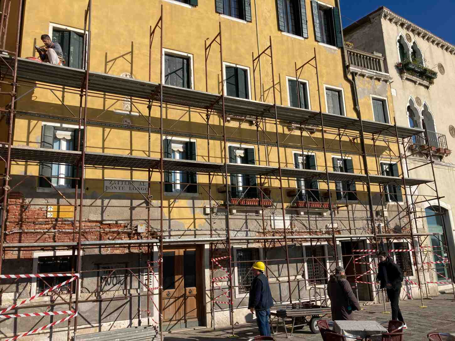 Ponteggi per rifacimento intonaco facciata palazzetto a Venezia