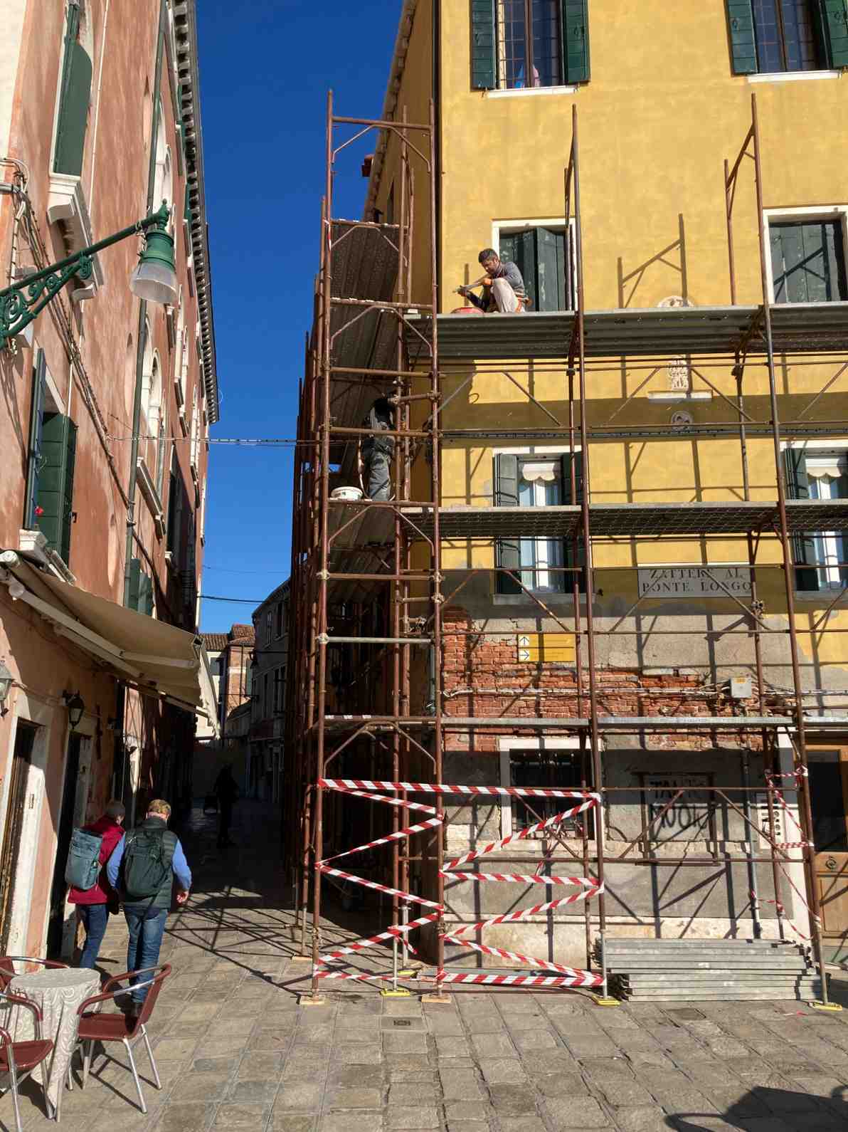 Ponteggi per rifacimento intonaco facciata palazzetto a Venezia
