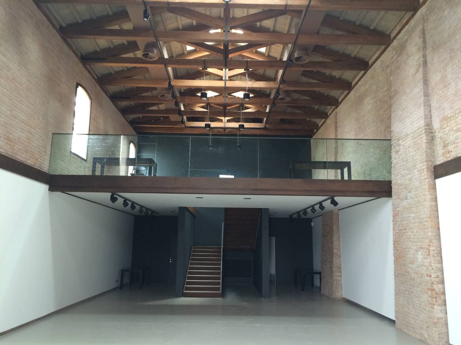 Vista dal pianterreno dello spazio espositivo a Venezia 