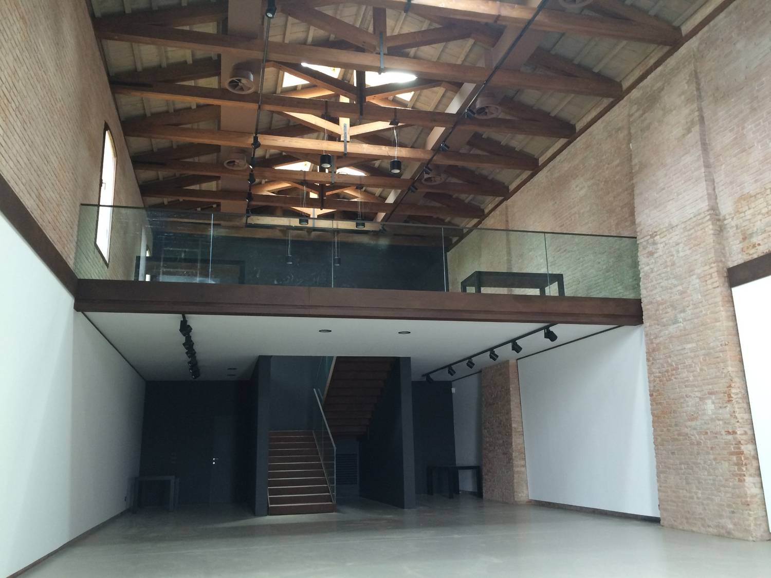 Vista dal pianterreno dello spazio espositivo a Venezia 