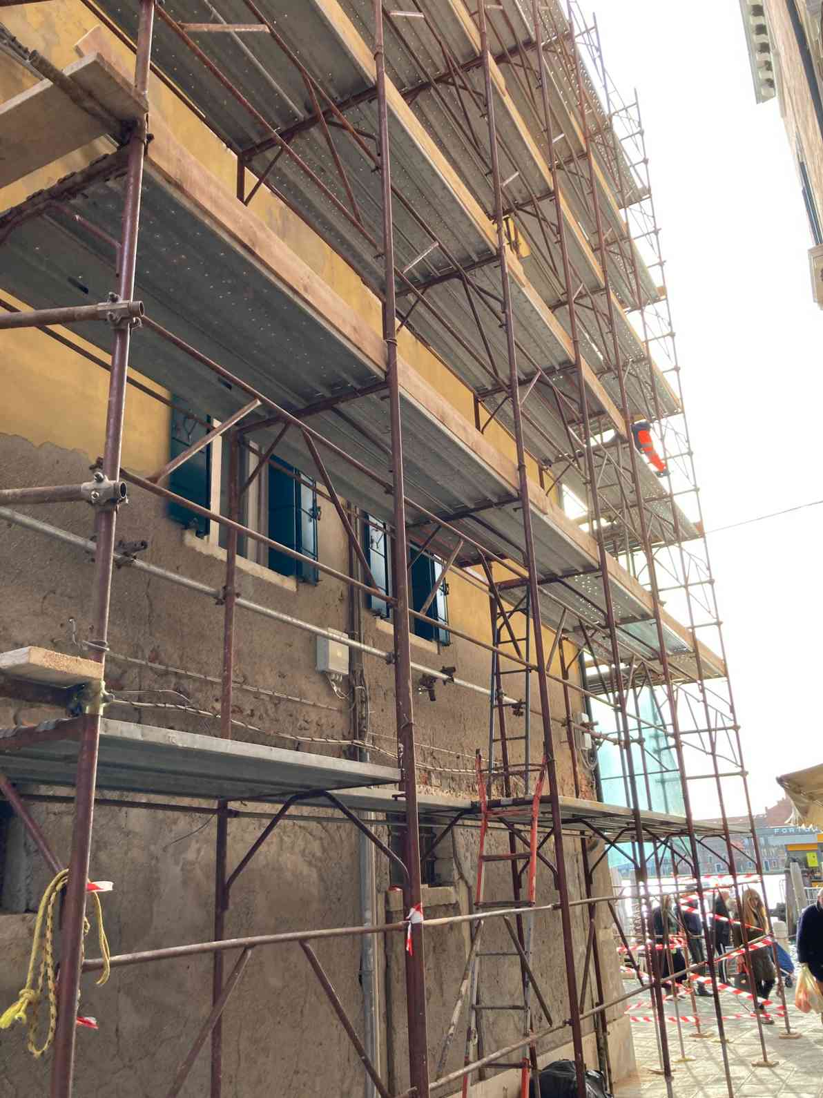 Ponteggi per rifacimento intonaco facciata palazzetto a Venezia