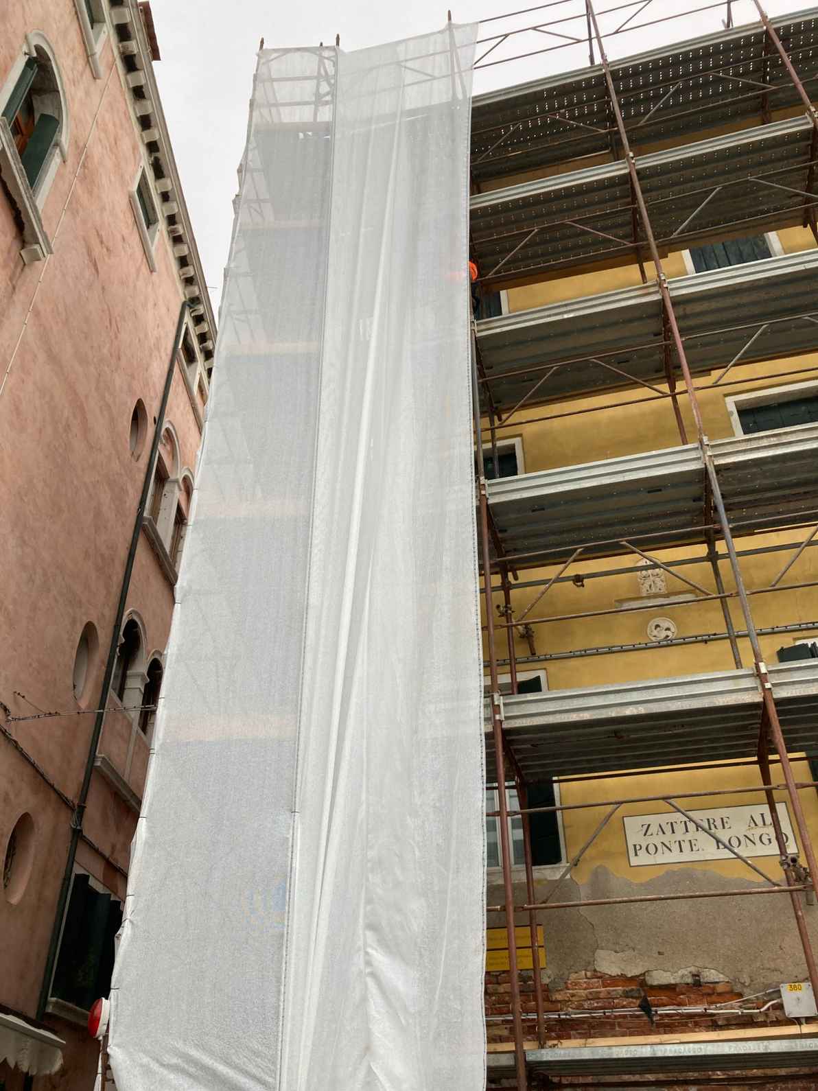 Ponteggi per rifacimento intonaco facciata palazzetto a Venezia