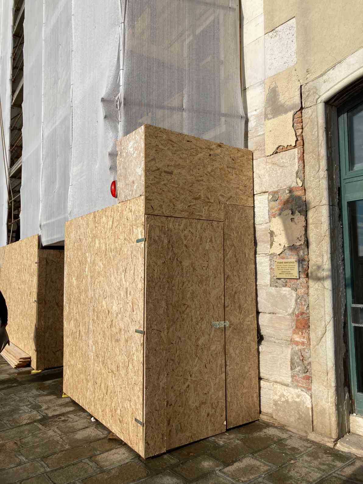 Ponteggi per rifacimento intonaco facciata palazzetto a Venezia