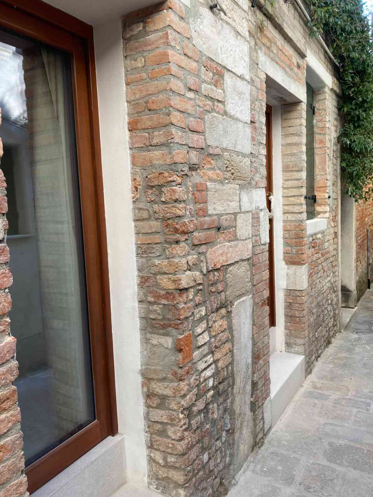 Restauro intonaci e muratura rimanente faccia vista a Venezia