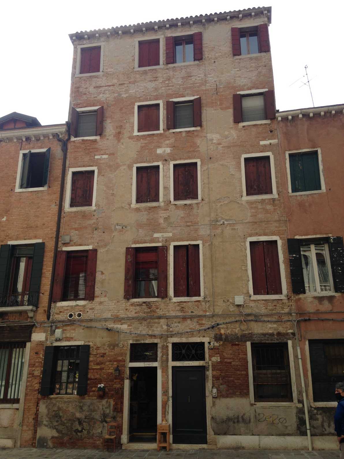 Facciata palazzo pre-restauro a Venezia