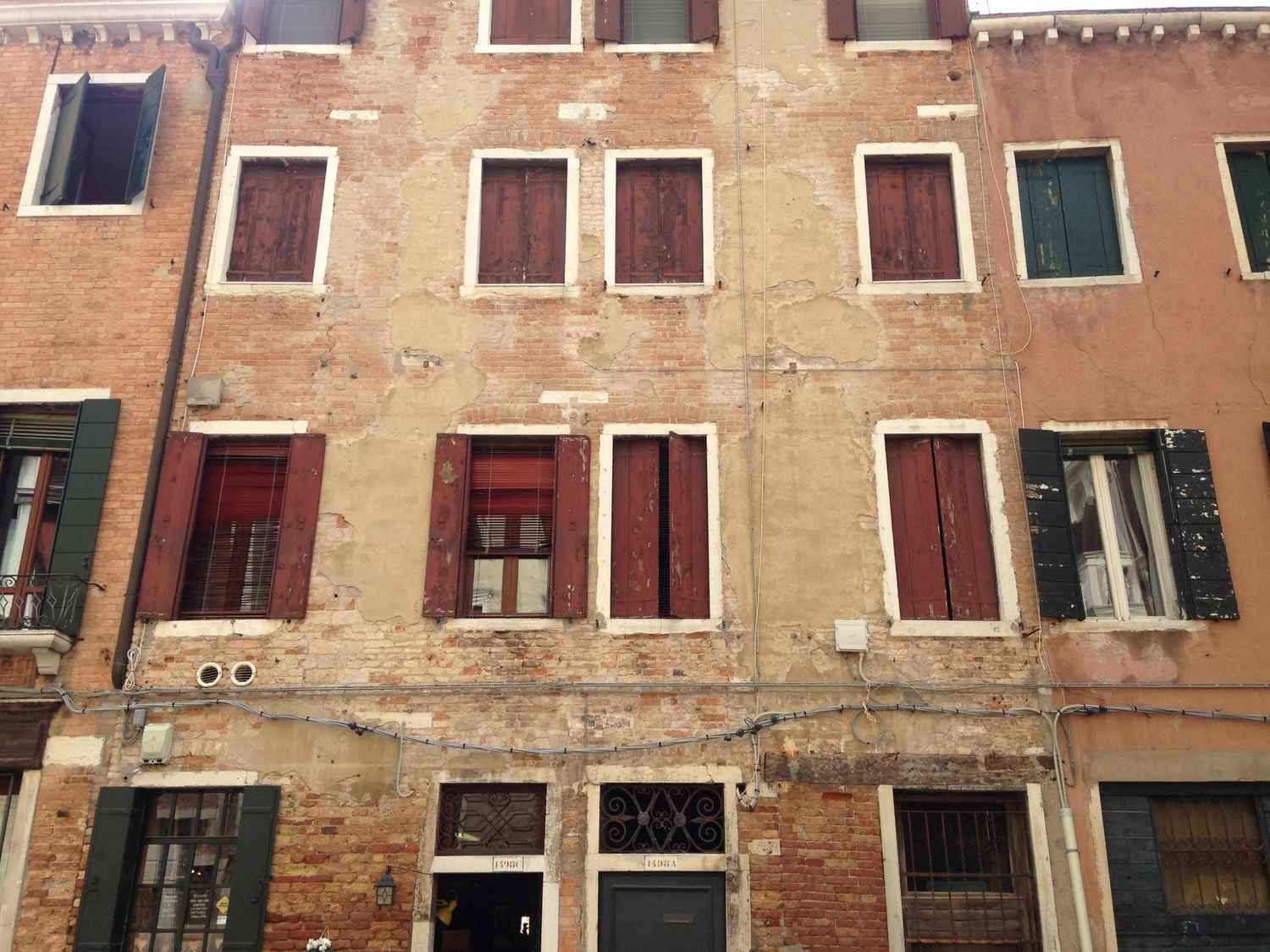 Facciata palazzo pre-restauro a Venezia