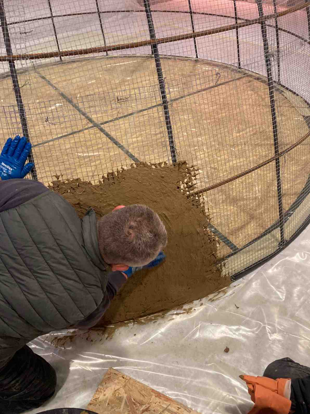 Capanna con struttura acciaio e rivestimento in materiali tradizionali dell'Africa 