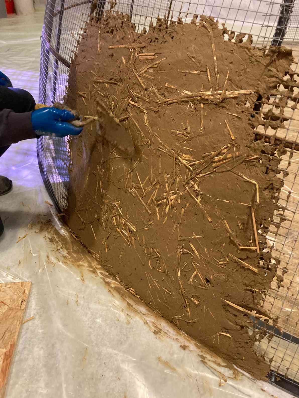 Capanna con struttura acciaio e rivestimento in materiali tradizionali dell'Africa 