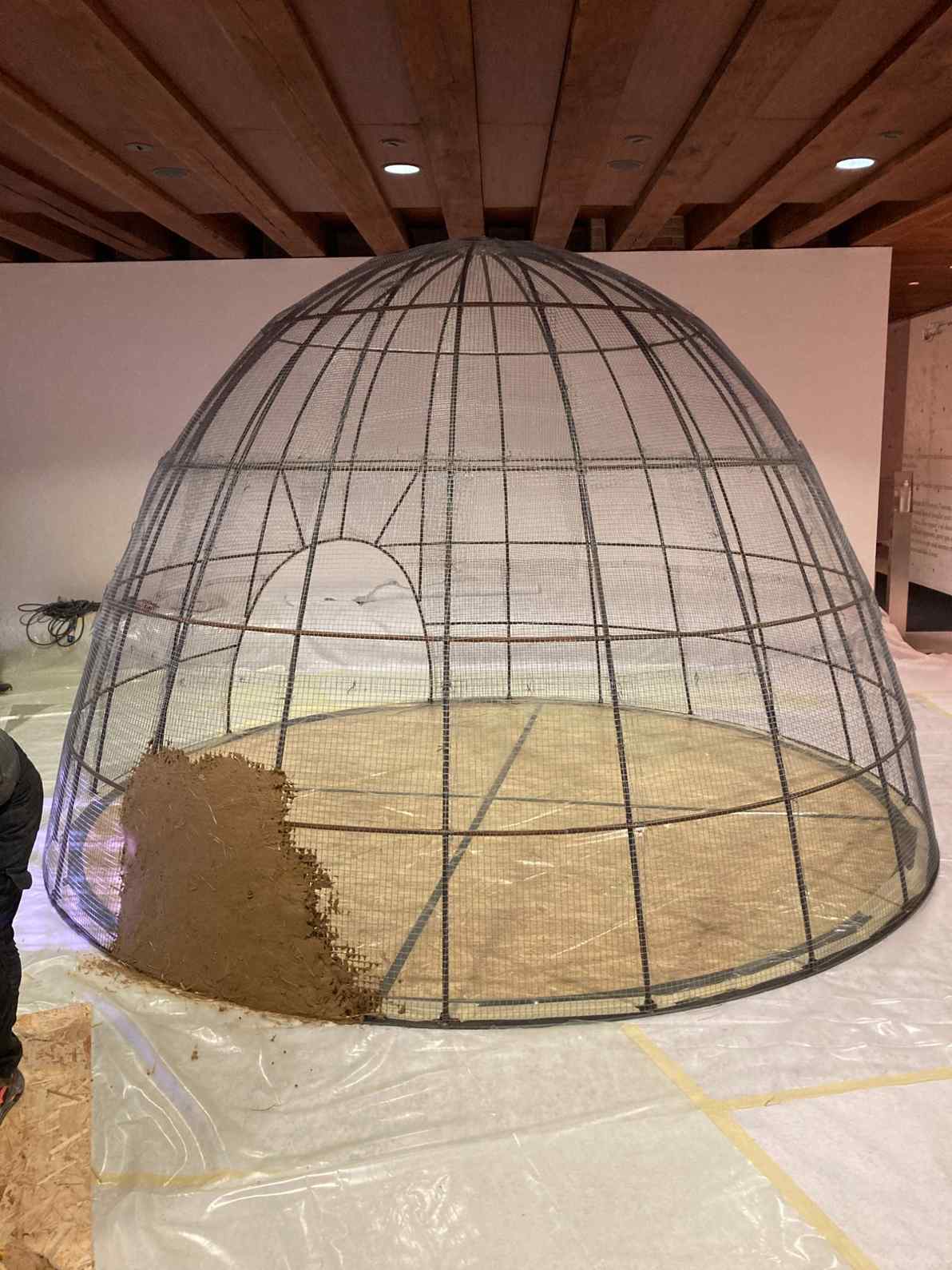 Capanna con struttura acciaio e rivestimento in materiali tradizionali dell'Africa 