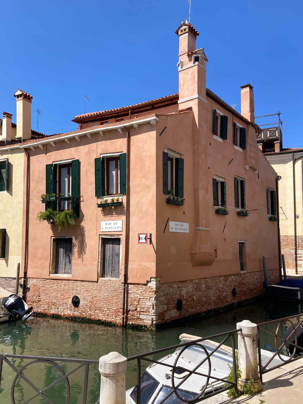 Ripristino intonaco casa con triplo affaccio su acqua a Venezia