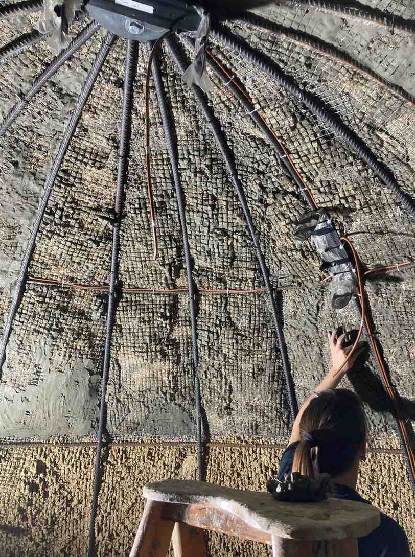 Capanna con struttura acciaio e rivestimento in materiali tradizionali dell'Africa 