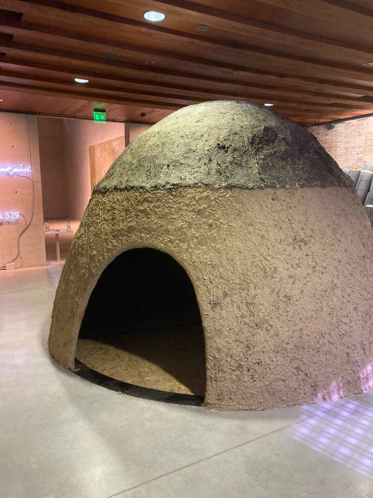 Capanna con struttura acciaio e rivestimento in materiali tradizionali dell'Africa 