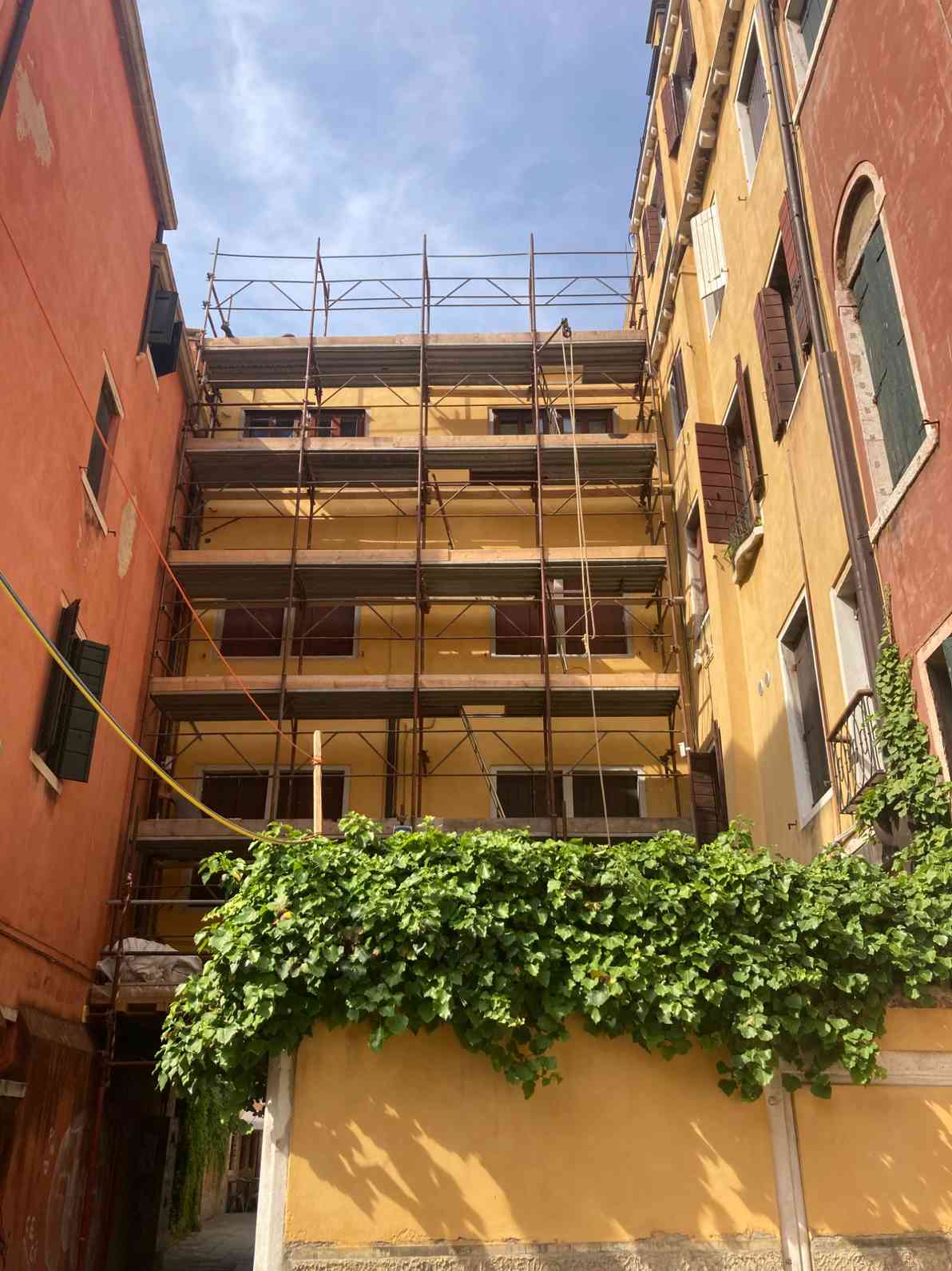 Ponteggi per rifacimento intonaco facciata condominio a Venezia