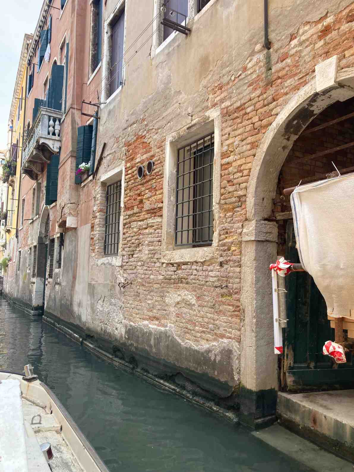 Degrado intonaco parete con affaccio sul rio a Venezia