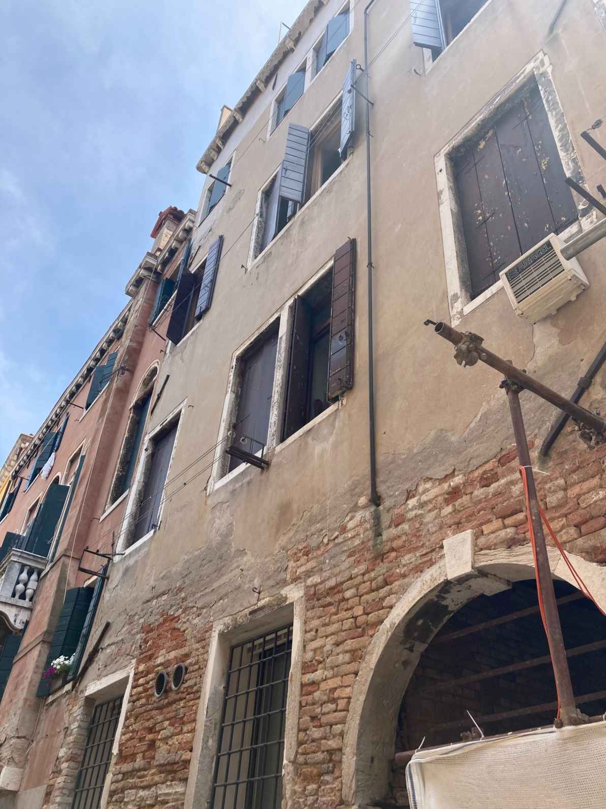 Degrado intonaco parete con affaccio sul rio a Venezia