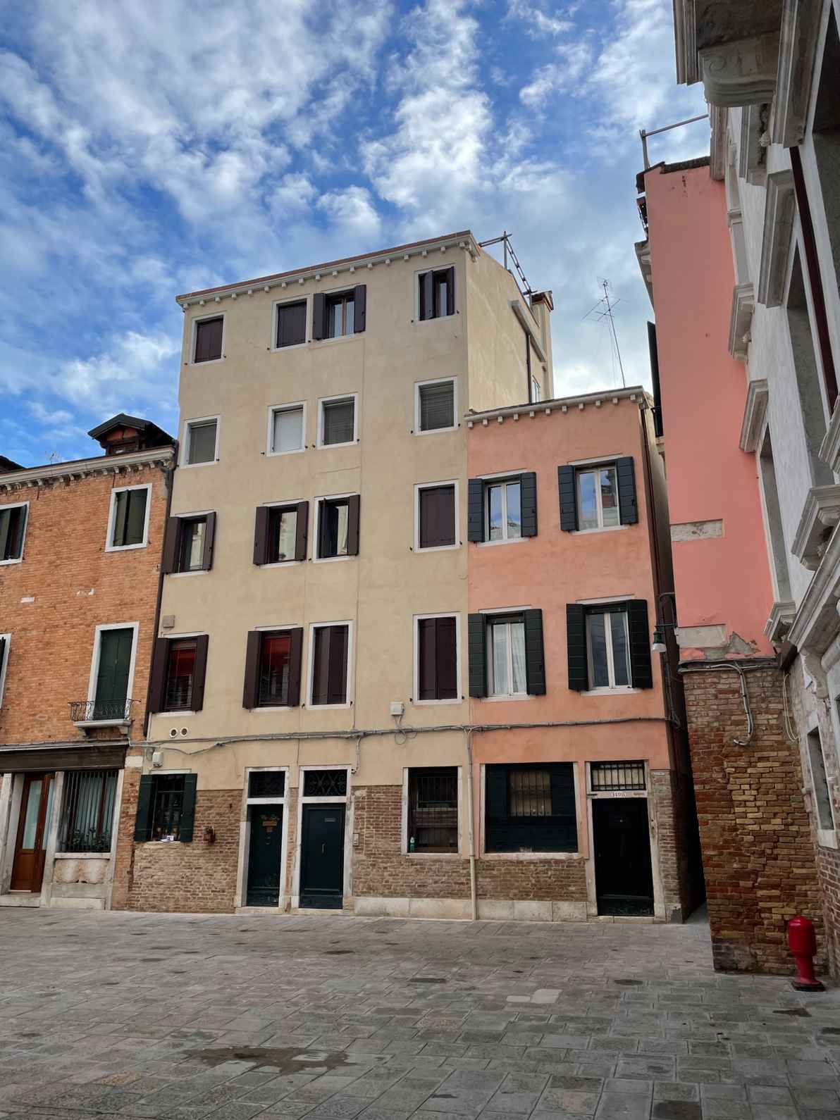 Facciata palazzo post-restauro a Venezia