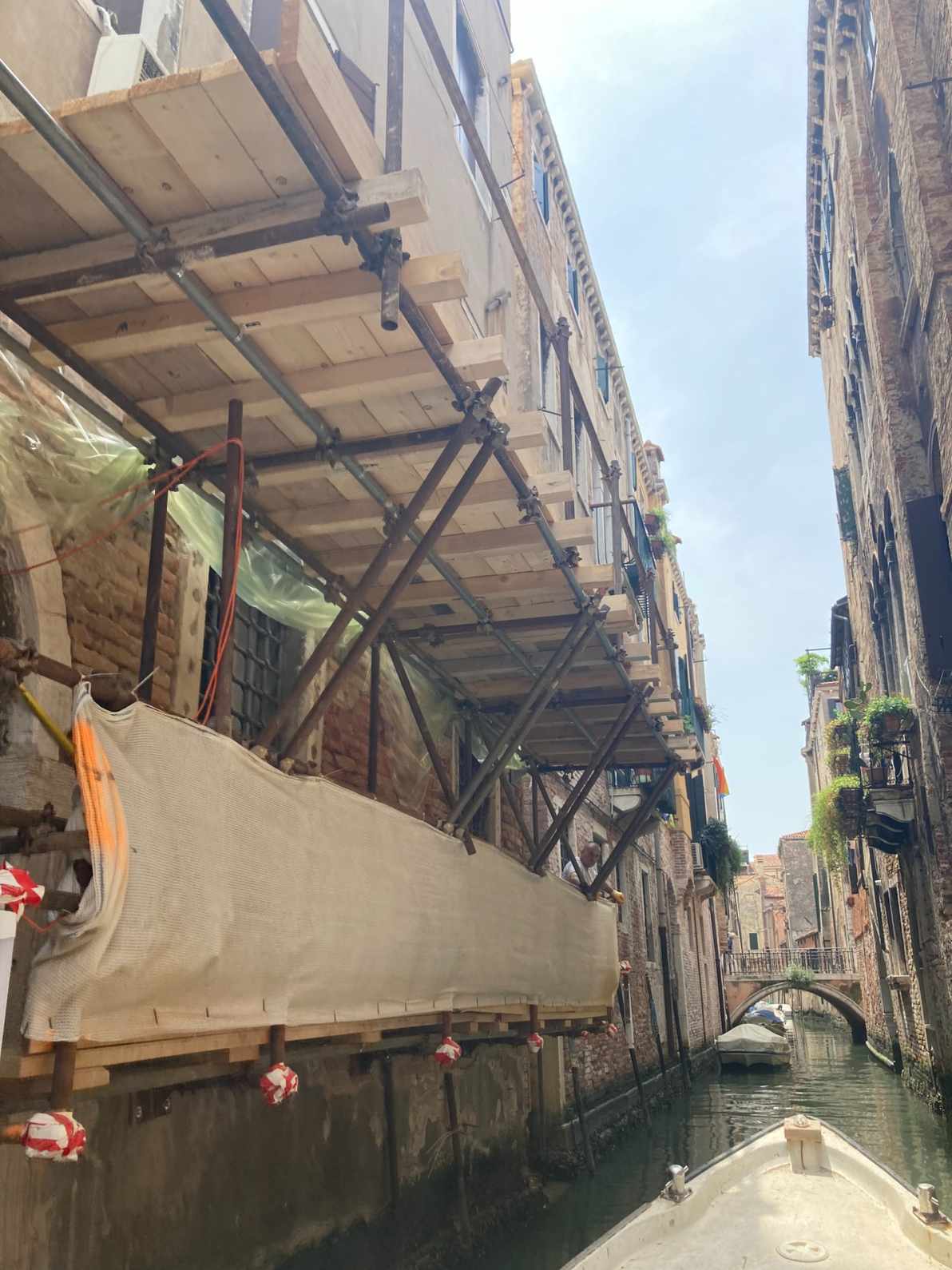 Ponteggi per facciata con affaccio sul rio a Venezia