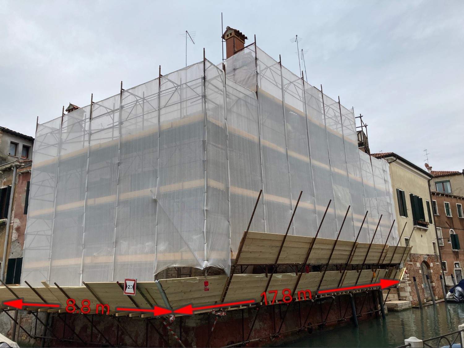 Ponteggi per facciate con affaccio sul rio a Venezia