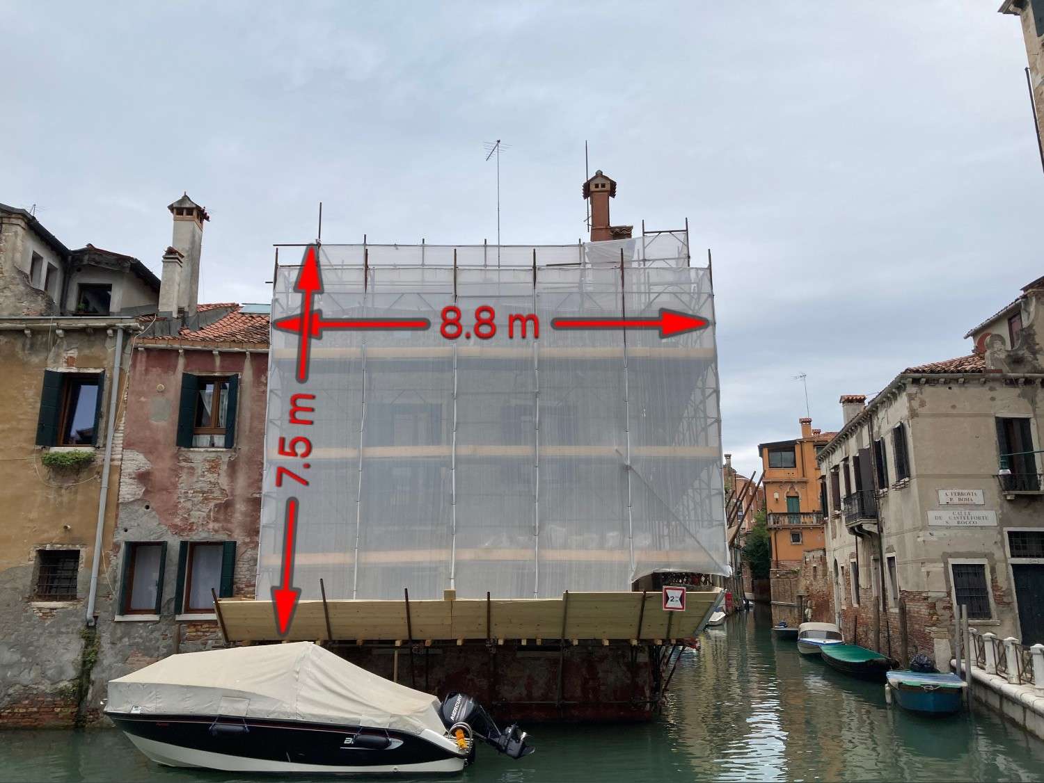 Ponteggi per facciate con affaccio sul rio a Venezia