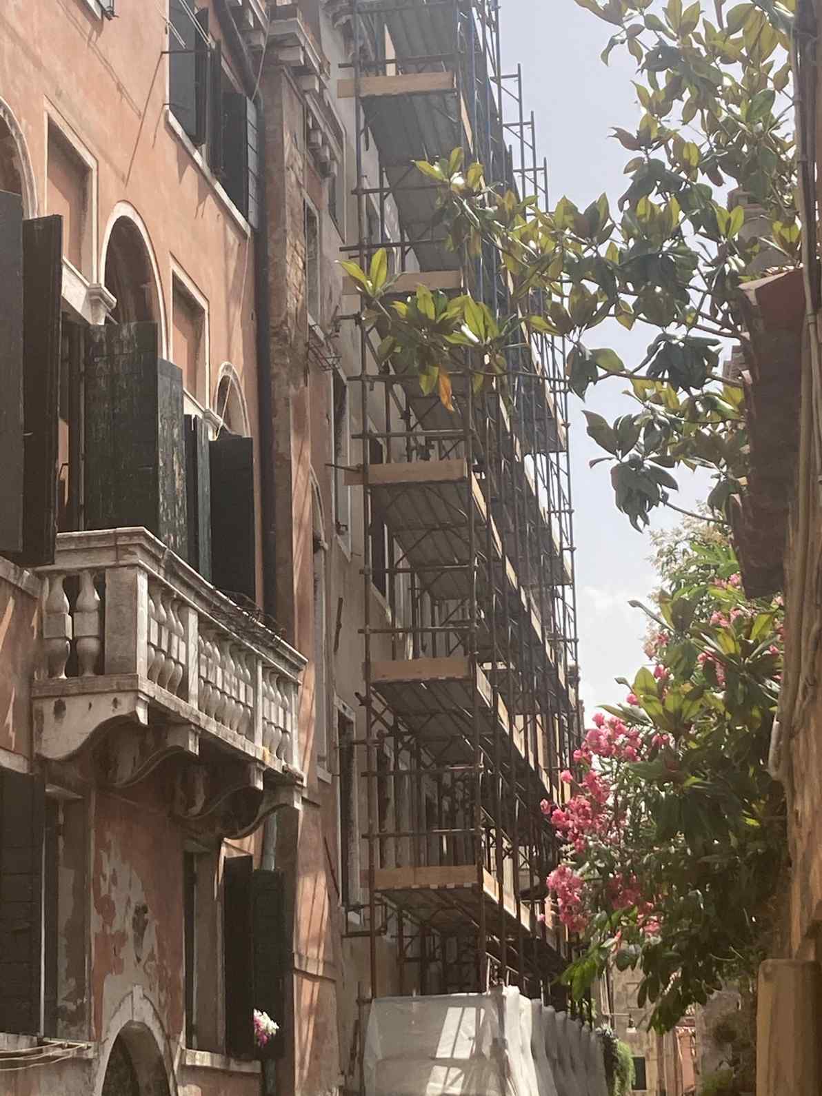 Ponteggi per facciata con affaccio sul rio a Venezia