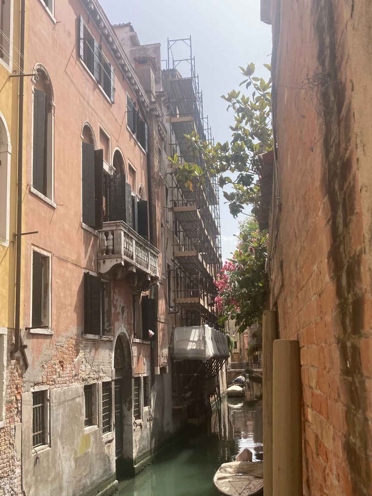 Ponteggi per facciata con affaccio sul rio a Venezia