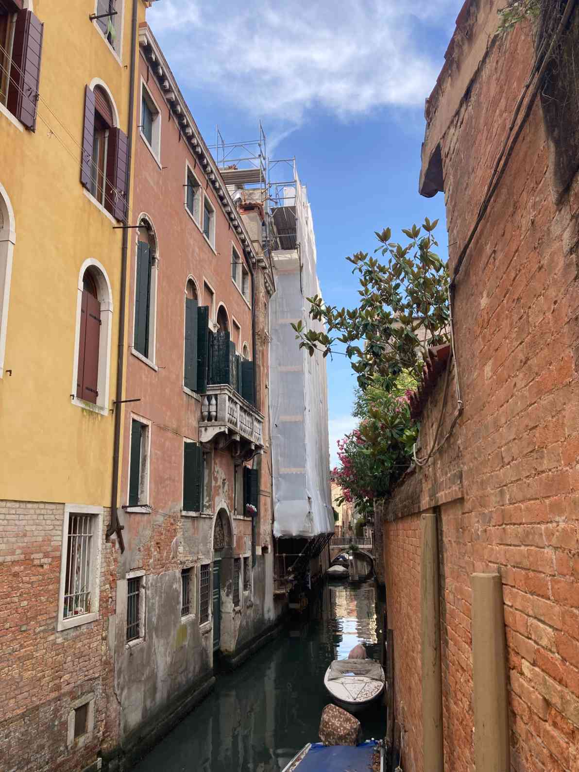 Ponteggi per facciata con affaccio sul rio a Venezia