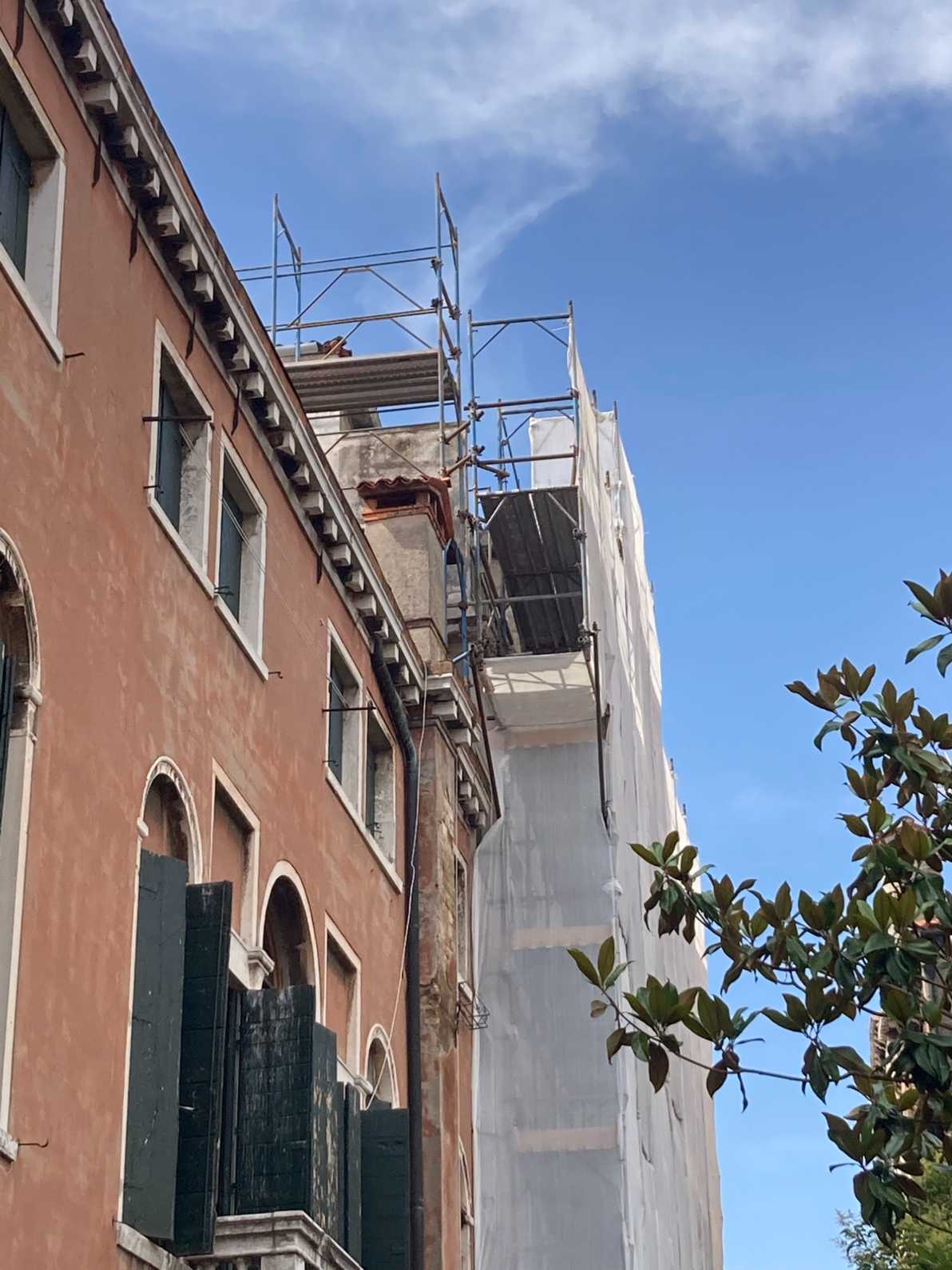 Ponteggi per rifacimento intonaco facciata condominio a Venezia