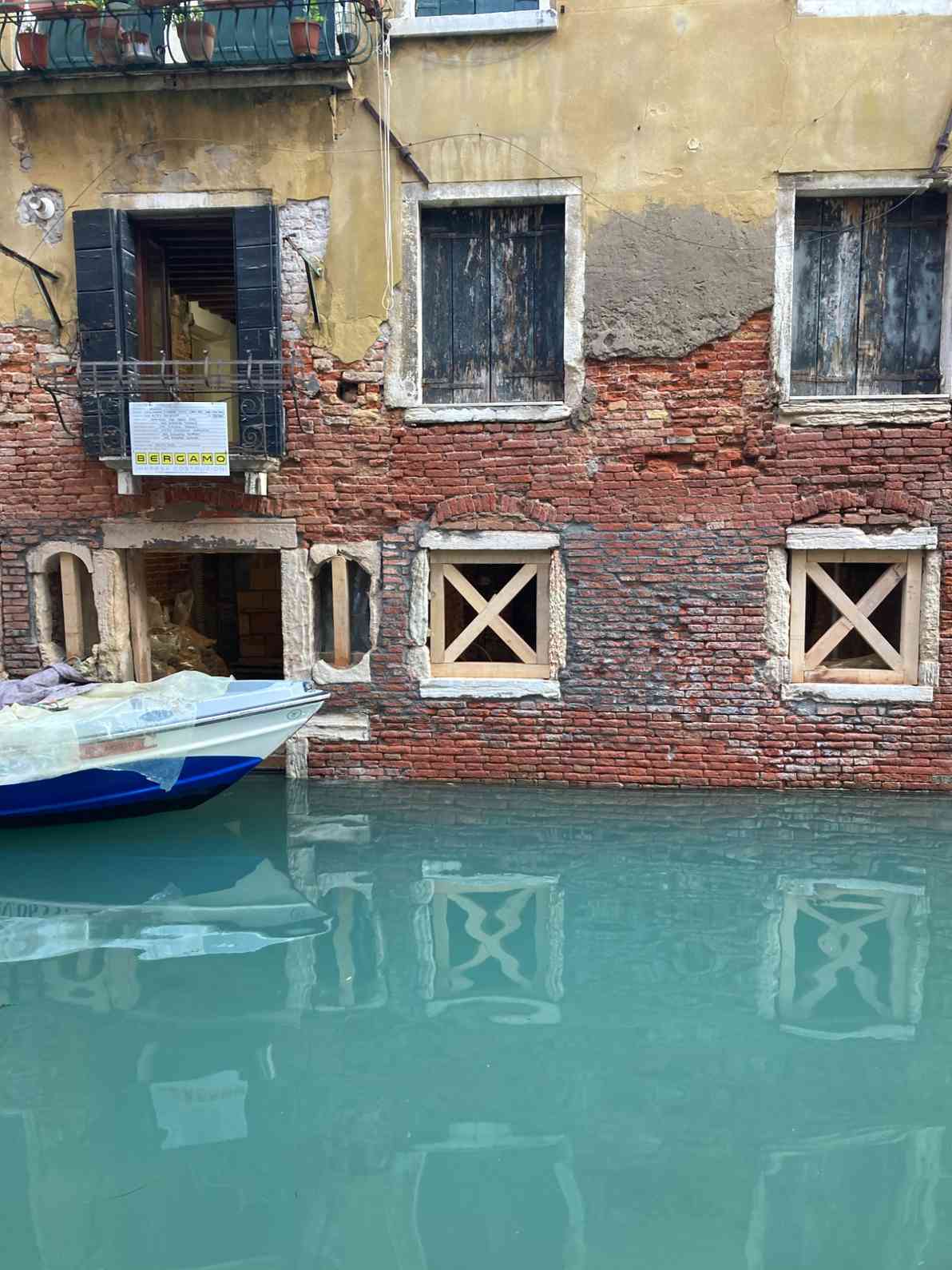 Rimozione strato intonaco incoerente con il substrato a Venezia
