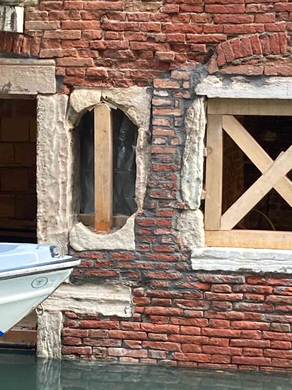 Consolidamento fori di apertura durante i lavori a Venezia