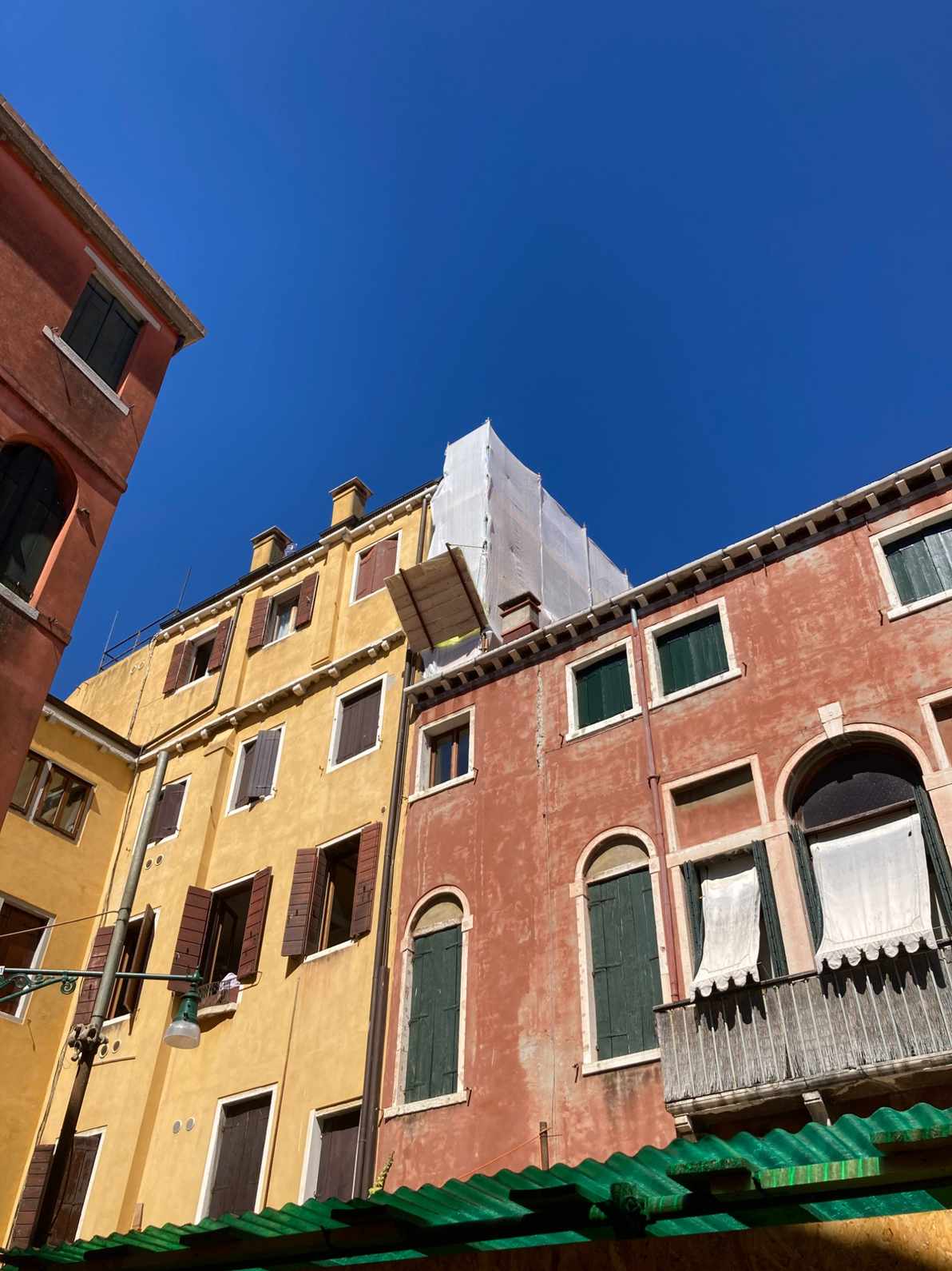 Ponteggi per rifacimento intonaco facciata condominio a Venezia