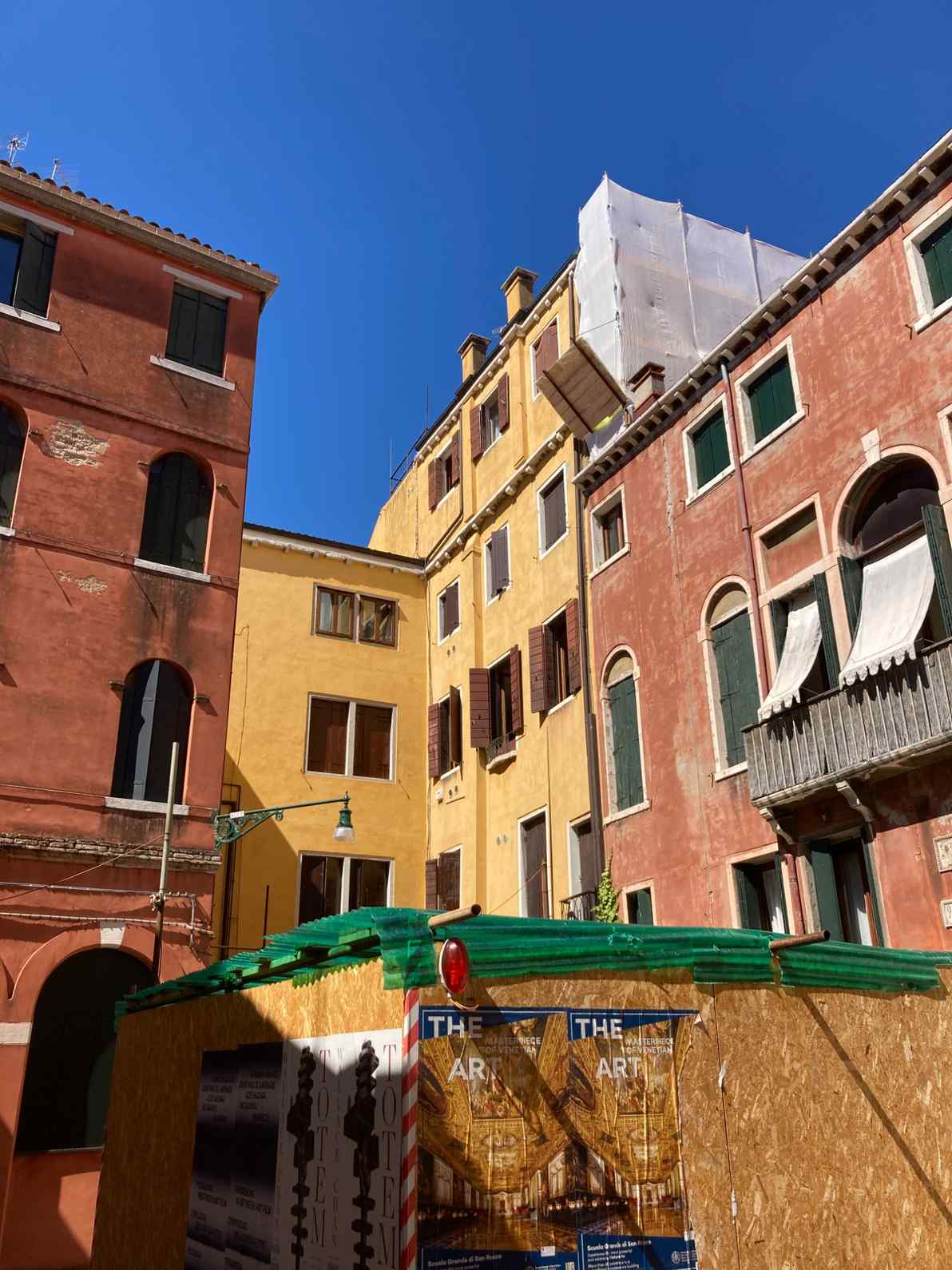 Ponteggi per rifacimento intonaco facciata condominio a Venezia