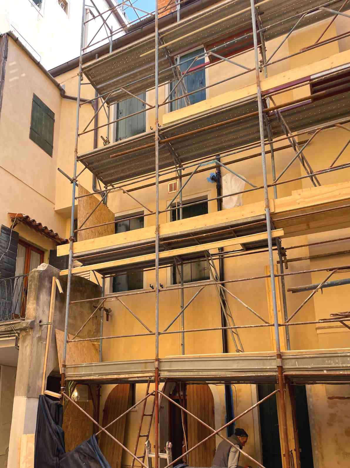 Intonaco facciata in fase di restauro a Venezia