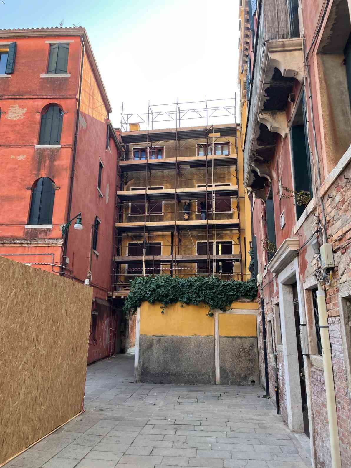 Facciata con intonaco degradato con ponteggi a Venezia
