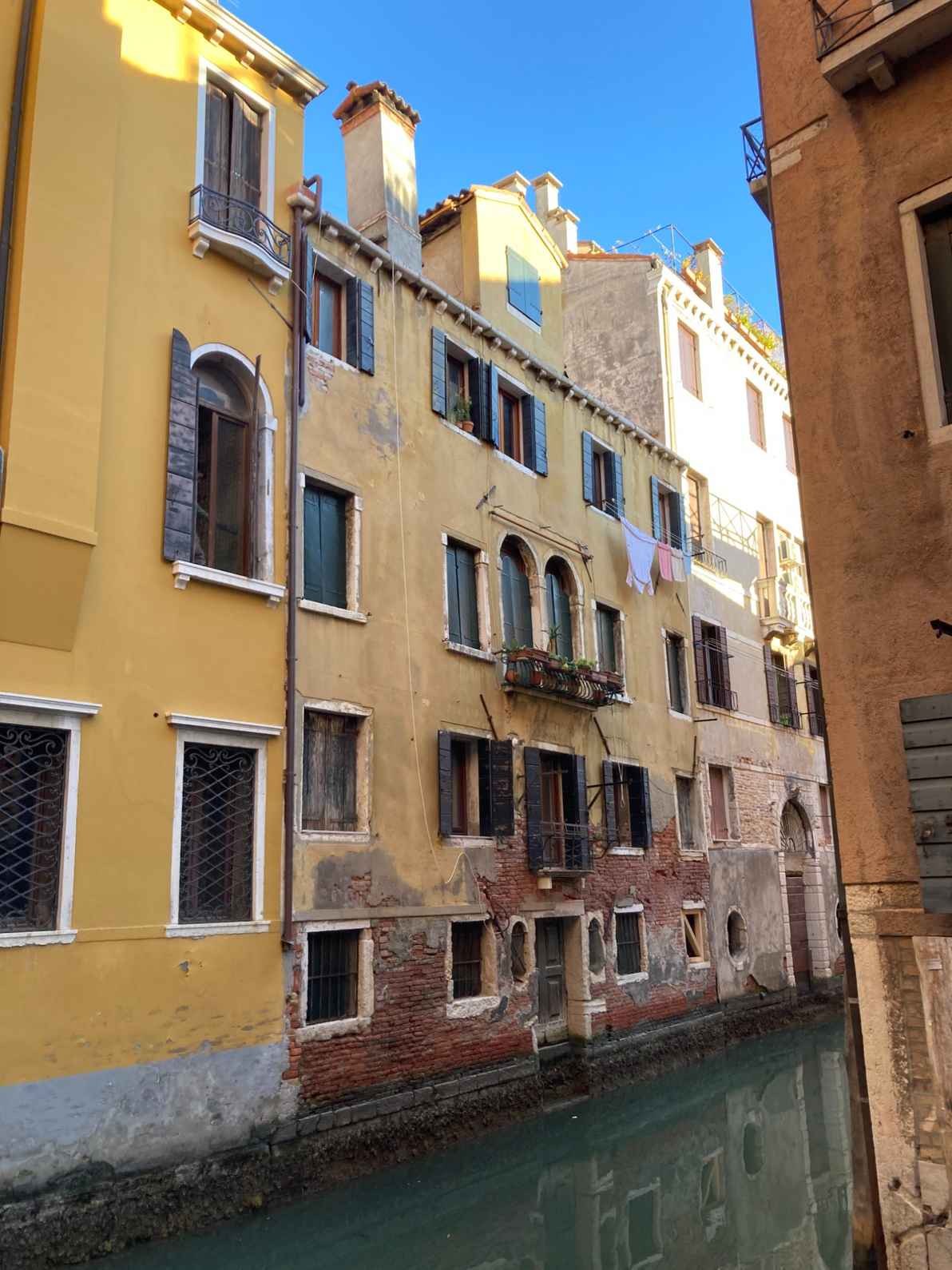 Degrado intonaco facciata con fronte su rio a Venezia 