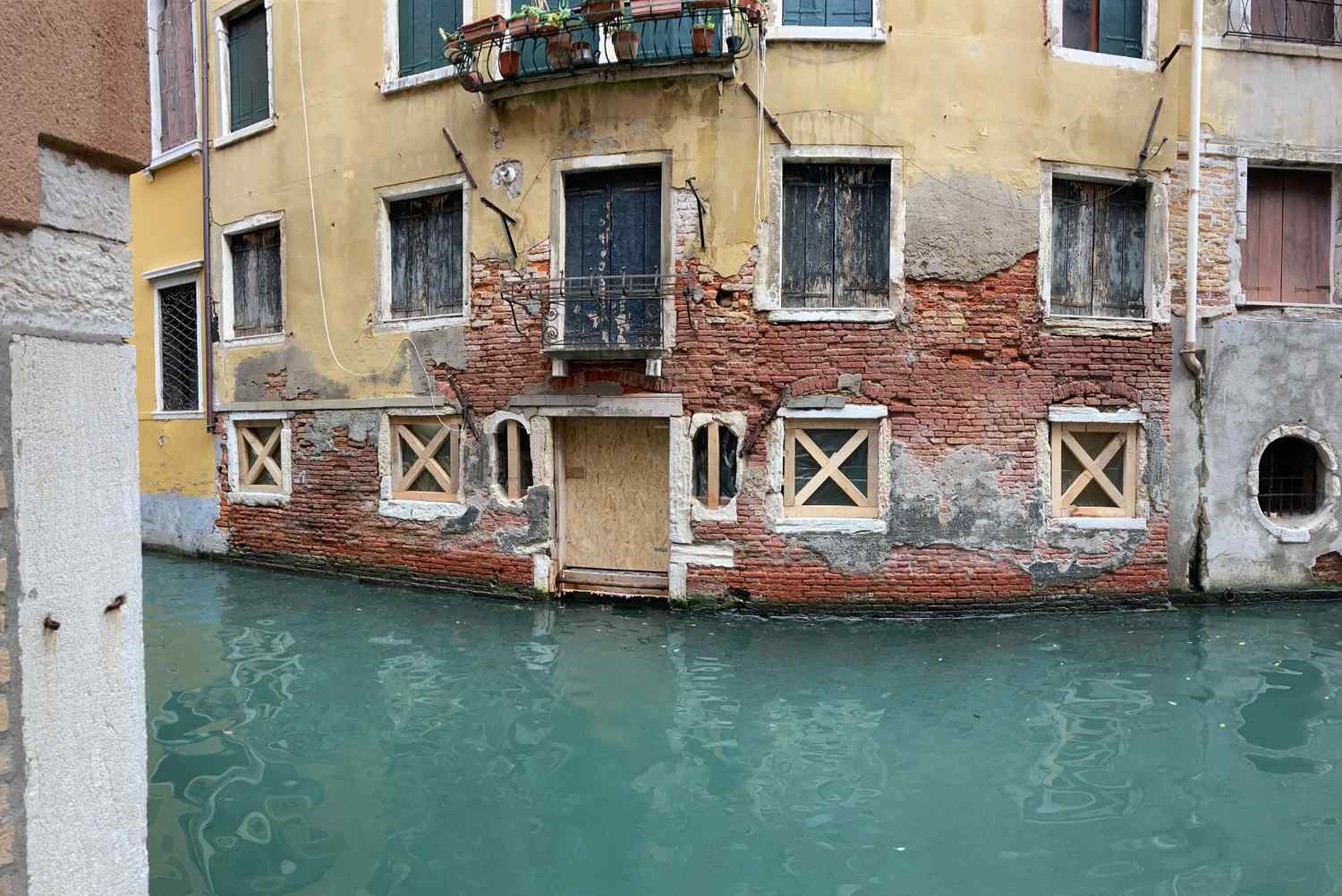 Degrado intonaco facciata con fronte su rio a Venezia 