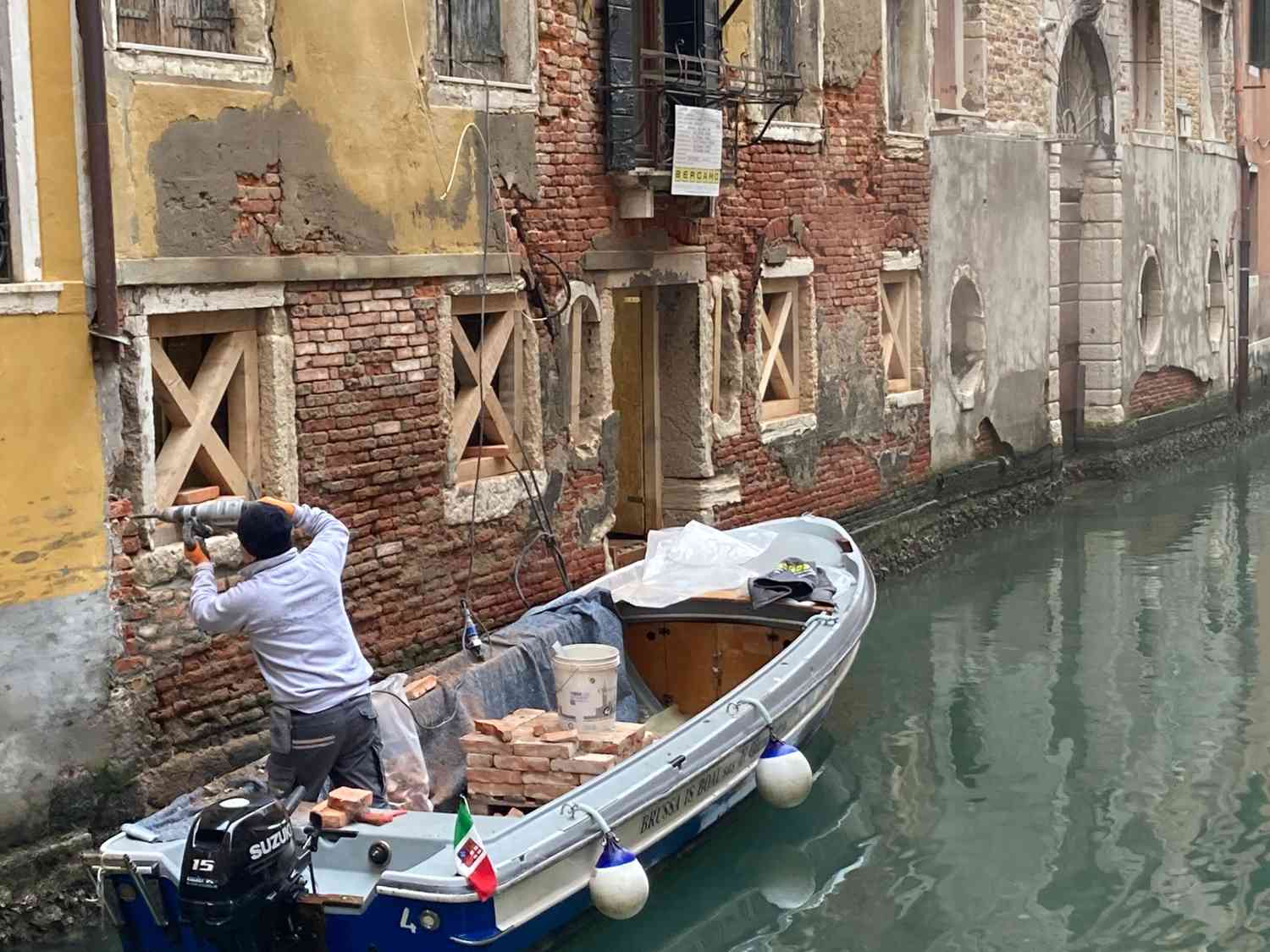 Operazione di scuci-cuci mattoni ammalorati a Venezia 