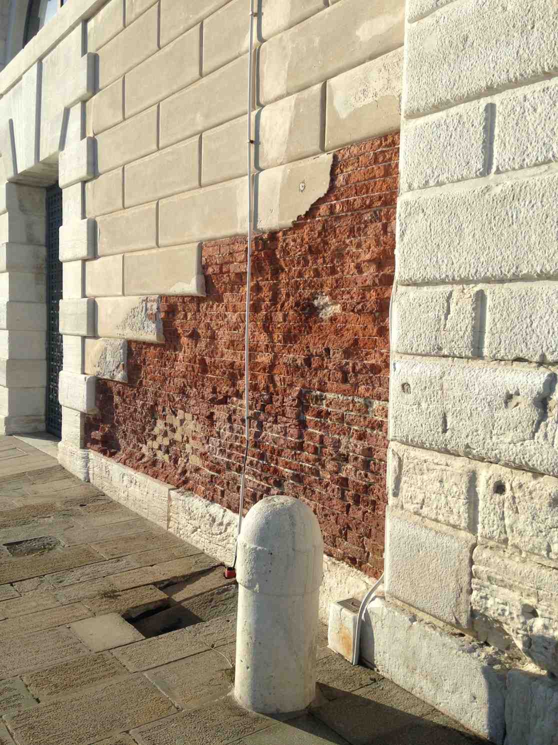 Risanamento intonaco marmorino bugnato a Venezia