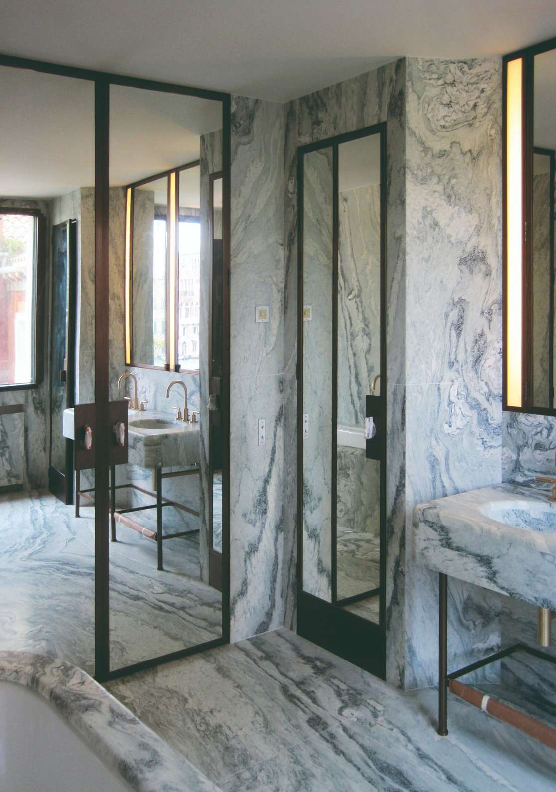 Bagno rivestito in marmo a Venezia